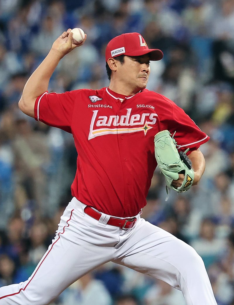 14일 오후 대구 삼성라이온즈파크에서 열린 프로야구 2025 신한 SOL뱅크 KBO 준플레이오프 4차전 SSG 랜더스와 삼성 라이온즈의 경기, SSG 노경은이 6회말 등판해 힘차게 공을 던지고 있다. 2025.10.14/뉴스1 ⓒ News1 김진환 기자