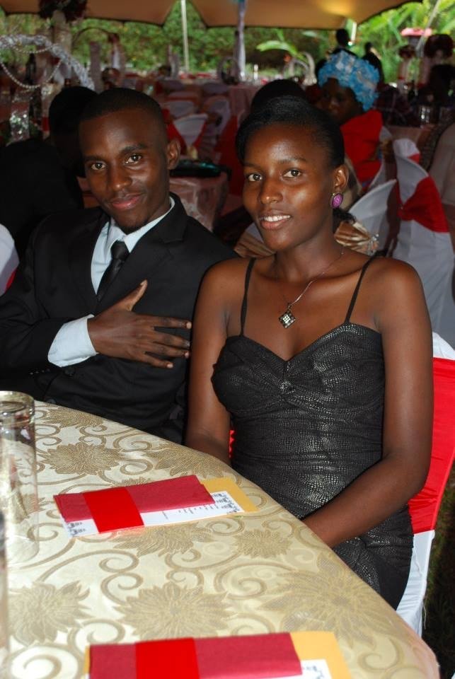 우간다 시절 로니 씨(왼쪽)와 그의 친누나 (출처=연합뉴스)