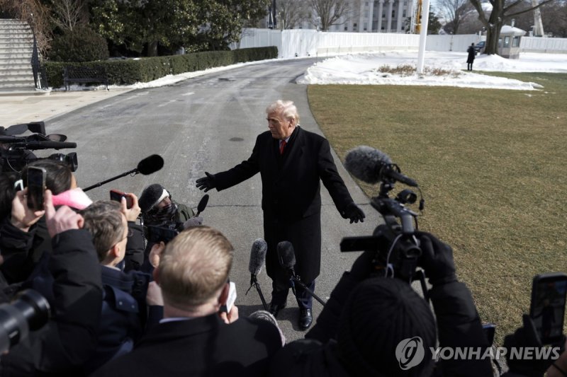 취재진과 대화하는 도널드 트럼프 미국 대통령 (출처=연합뉴스)
