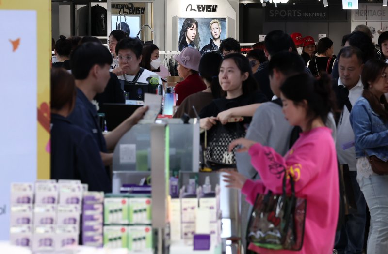 서울 중구 신라면세점 서울점에서 중국인 관광객들이 면세점을 둘러보고 있다.ⓒ News1 김성진 기자