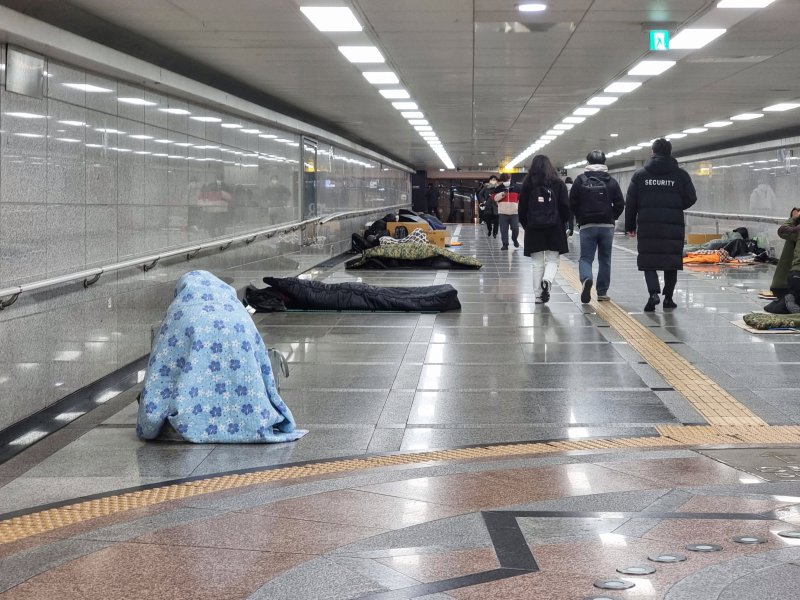 서울 중구 서울역 지하상가에 노숙인들이 이불로 한기를 막고 있다. 2023.11.30/뉴스1 ⓒ News1 황덕현 기후환경전문기자