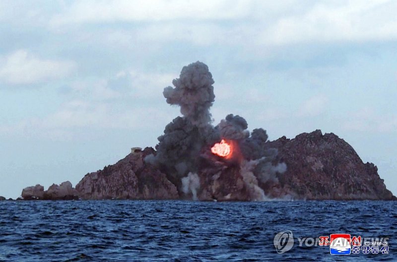 김정은, 대구경 방사포 시험사격 참관 (출처=연합뉴스)