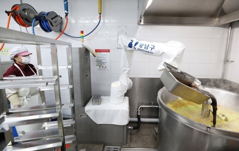 짜장 소스를 투입하는 조리로봇 (출처=연합뉴스)