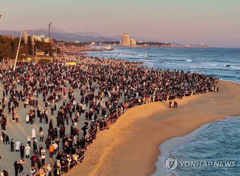 강릉 경포해변 새해맞이 인파 (출처=연합뉴스)