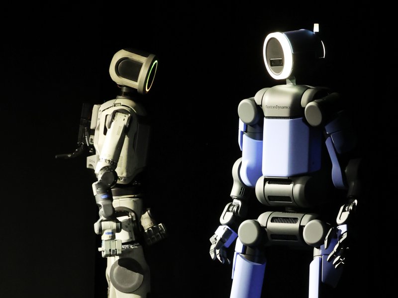 세계 최대 가전·정보기술(IT) 전시회 'CES 2026' 개막을 하루 앞둔 5일(현지시간) 미국 네바다주 라스베이거스 만달레이베이에서 열린 현대차그룹 프레스 컨퍼런스에서 휴머노이드 아틀라스 시제품(왼쪽)과 아틀라스 개발형 모델이 무대에 공개돼 있다. 2026.1.6/뉴스1 ⓒ News1 황기선 기자