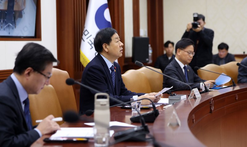 [서울=뉴시스] 김선웅 기자 = 구윤철 부총리 겸 재정경제부 장관이 28일 서울 종로구 정부서울청사에서 열린 경제관계장관회의 겸 민생경제관계장관회의에서 모두발언을 하고 있다. 2026.01.28. mangusta@newsis.com