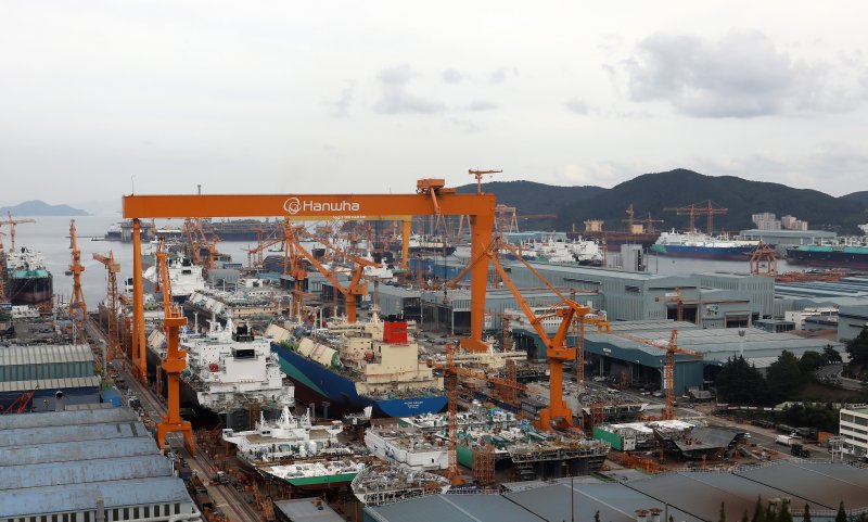 경남 거제시 한화오션 거제사업장에 대형 크레인과 건조 중인 선박이 보이고 있다. 제주대학교 글로컬대학사업단이 주최한 현장 세미나 참가자들은 한화오션 사업장에서 선박 정비·수리 현장을 살펴보는 등 관광 중심 산업 구조를 보완할 제주형 MRO 성장 전략을 현장에서 공유했다. /사진=뉴스1