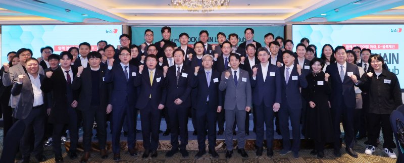 이영섭 뉴스1 대표이사가 28일 오전 서울 중구 롯데호텔에서 열린 제9회 뉴스1 블록체인 리더스클럽에서 이강일 더불어민주당 의원, 박수민 국민의힘 의원을 비롯한 참석자들과 함께 기념 촬영을 하고 있다. 앞줄 왼쪽 두번째부터 데릭 한 미스틴랩스 아시아태평양 총괄, 김세훈 미래에셋증권 디지털부문대표, 이재원 빗썸 대표, 김재관 KB국민카드 대표, 박수민 국민의힘 의원, 이영섭 뉴스1 대표, 이강일 더불어민주당 의원, 안창국 금융위원회 상임위원, 오경석 두나무 대표, 김재진 디지털자산 거래소협의체(DAXA) 부회장, 황석진 동국대 국제정