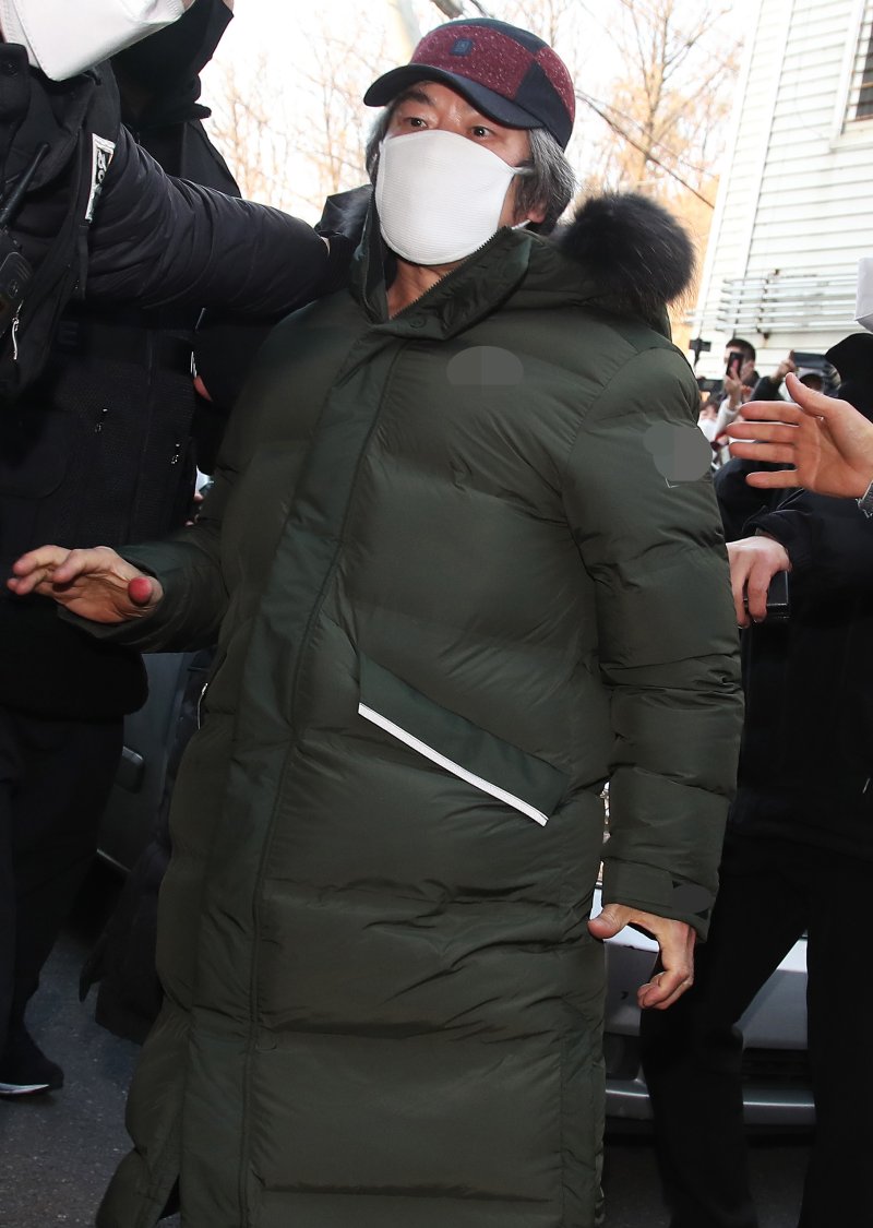 [안산=뉴시스]김종택기자 = 아동 성폭행 혐의로 징역 12년을 교도소에서 복역해 출소한 조두순(68)이 12일 오전 경기도 안산시 자신의 거주지로 들어가고 있다. 2020.12.12.jtk@newsis.com