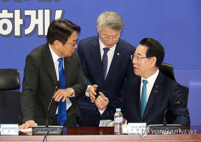 강기정 광주시장-김영록 전남지사, "명칭은? 청사는?" (출처=연합뉴스)