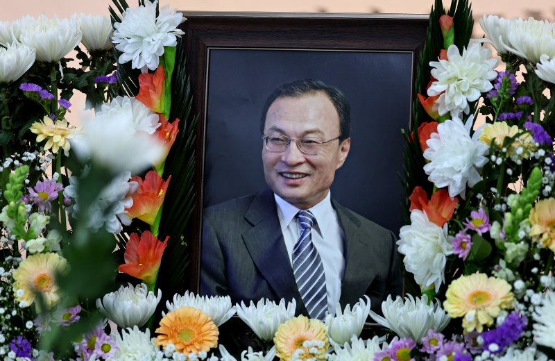 [대구=뉴시스] 이무열 기자 = 27일 대구 중구 더불어민주당 대구시당에 마련된 고(故) 이해찬 전 국무총리의 분향소를 찾은 시민들이 헌화하고 있다. 2026.01.27. lmy@newsis.com