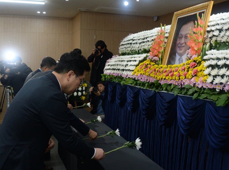 [전주=뉴시스] 김얼 기자 = 더불어민주당 전북특별자치도당 관계자들이 28일 전북 전주시 더불어민주당 전북특별자치도당 컨퍼런스룸에 마련된 고(故) 이해찬 전 국무총리 분향소를 찾아 합동 분향을 하고 있다. 2026.01.28. pmkeul@newsis.com