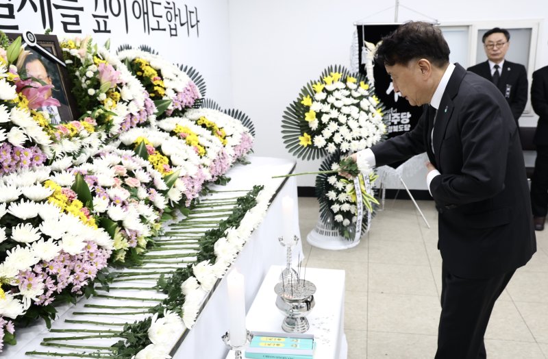 [청주=뉴시스] 김영환 충북지사가 27일 청주시 청원구 민주당 충북도당 당사 대회의실에 마련된 고(故) 이해찬 전 국무총리 합동분향소에서 조문하고 있다. (사진=충북도 제공) 2026.01.27. photo@newsis.com