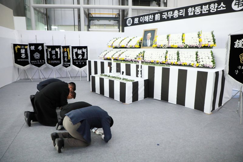 [세종=뉴시스] 송승화 기자 = 세종시 보람동 세종시청 1층에 마련된 고 이해찬 전 국무총리 합동분향소에서 고문객들이 절을 하고 있다. 2026.01.27. ssong1007@newsis.com. *재판매 및 DB 금지