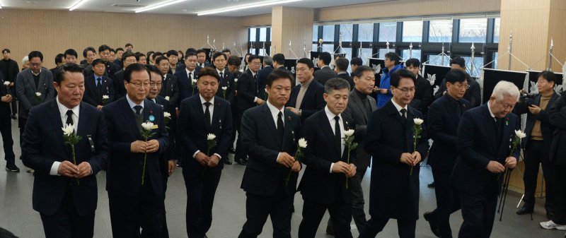 [전주=뉴시스] 김얼 기자 = 더불어민주당 전북특별자치도당 관계자들이 28일 전북 전주시 더불어민주당 전북특별자치도당 컨퍼런스룸에 마련된 고(故) 이해찬 전 국무총리 분향소를 찾아 합동 분향을 하고 있다. 2026.01.28. pmkeul@newsis.com