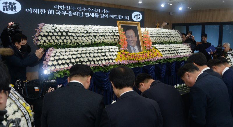 [전주=뉴시스] 김얼 기자 = 더불어민주당 전북특별자치도당 관계자들이 28일 전북 전주시 더불어민주당 전북특별자치도당 컨퍼런스룸에 마련된 고(故) 이해찬 전 국무총리 분향소를 찾아 합동 분향을 하고 있다. 2026.01.28. pmkeul@newsis.com