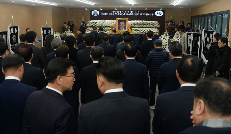 [전주=뉴시스] 김얼 기자 = 더불어민주당 전북특별자치도당 관계자들이 28일 전북 전주시 더불어민주당 전북특별자치도당 컨퍼런스룸에 마련된 고(故) 이해찬 전 국무총리 분향소를 찾아 합동 분향을 하고 있다. 2026.01.28. pmkeul@newsis.com