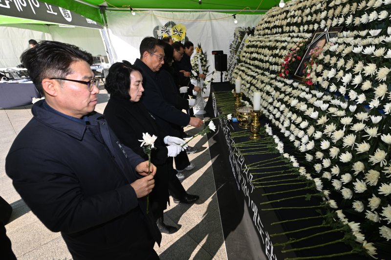 [광주=뉴시스] 이영주 기자 = 28일 오전 광주 동구 5·18민주광장에 마련된 고(故) 이해찬 전 국무총리의 추모분향소에 지역 정치권 인사들이 모여 헌화하고 있다. 2026.01.28. leeyj2578@newsis.com