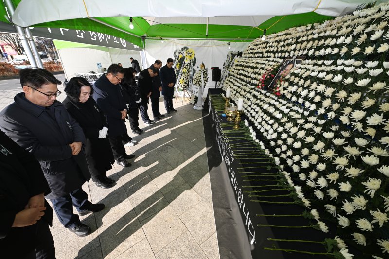 [광주=뉴시스] 이영주 기자 = 28일 오전 광주 동구 5·18민주광장에 마련된 고(故) 이해찬 전 국무총리의 추모분향소에 지역 정치권 인사들이 모여 묵념하고 있다. 2026.01.28. leeyj2578@newsis.com