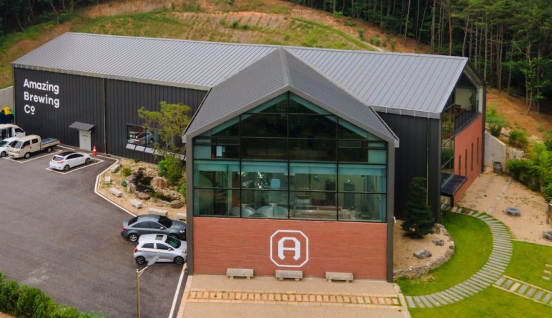 [서울=뉴시스] 어메이징브루잉컴퍼니 이천 브루어리 모습.(사진=어메이징브루잉컴퍼니 홈페이지 캡처) *재판매 및 DB 금지