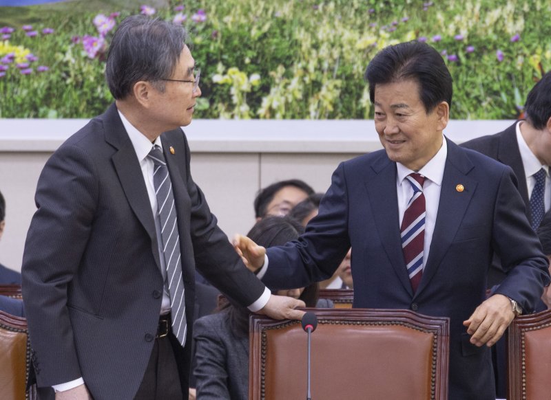 조현 외교부 장관(왼쪽)과 정동영 통일부 장관이 지난 28일 국회에서 열린 외교통일위원회 전체회의 출석해 인사하고 있다. 연합뉴스