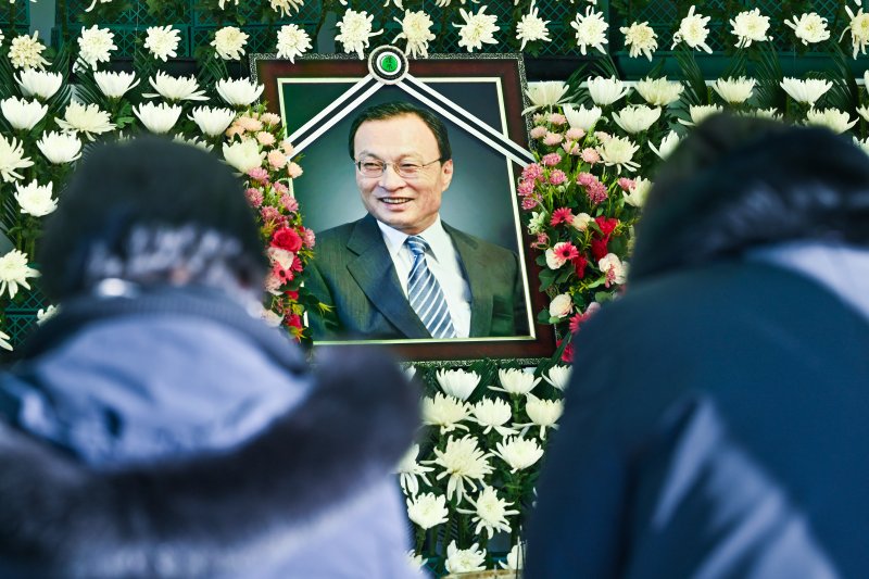 [광주=뉴시스] 이영주 기자 = 28일 오전 광주 동구 5·18민주광장에 마련된 고(故) 이해찬 전 국무총리의 추모분향소에 정치권 인사들이 모여 추모하고 있다. 2026.01.28. leeyj2578@newsis.com