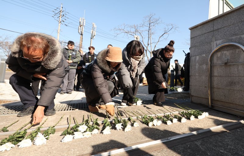 광주대표도서관 붕괴 사고 발생 49일이 지난 28일 광주 서구 치평동 붕괴 현장에서 시민들이 숨진 작업자 4명을 위해 헌화하고 있다. ⓒ News1 박지현 기자