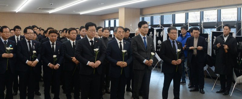 [전주=뉴시스] 김얼 기자 = 윤준병(가운데) 더불어민주당 전북특별자치도당 도당위원장을 비롯한 관계자들이 28일 전북 전주시 더불어민주당 전북특별자치도당 컨퍼런스룸에 마련된 고(故) 이해찬 전 국무총리 분향소를 찾아 합동 분향을 하고 있다. 2026.01.28. pmkeul@newsis.com