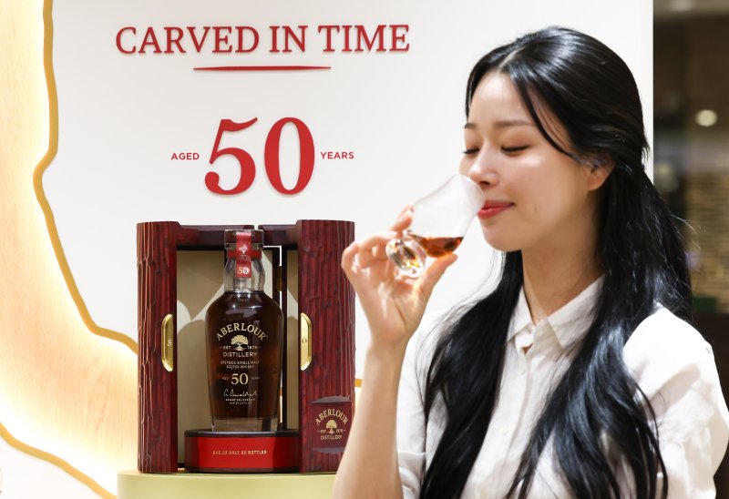 28일 서울 중구 롯데백화점 본점 식품관에서 모델이 설 명절을 맞이해 전세계 단 20병 한정 생산된 '아벨라워 50년산'을 단독으로 선보이고 있다. 2026.1.28/뉴스1 ⓒ News1 최지환 기자