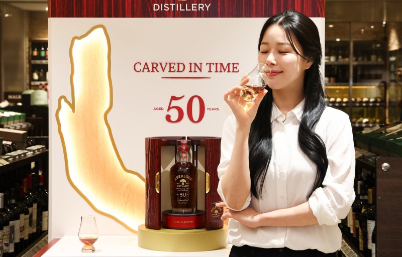 28일 서울 중구 롯데백화점 본점 식품관에서 모델이 설 명절을 맞이해 전세계 단 20병 한정 생산된 '아벨라워 50년산'을 단독으로 선보이고 있다. 2026.1.28/뉴스1 ⓒ News1 최지환 기자