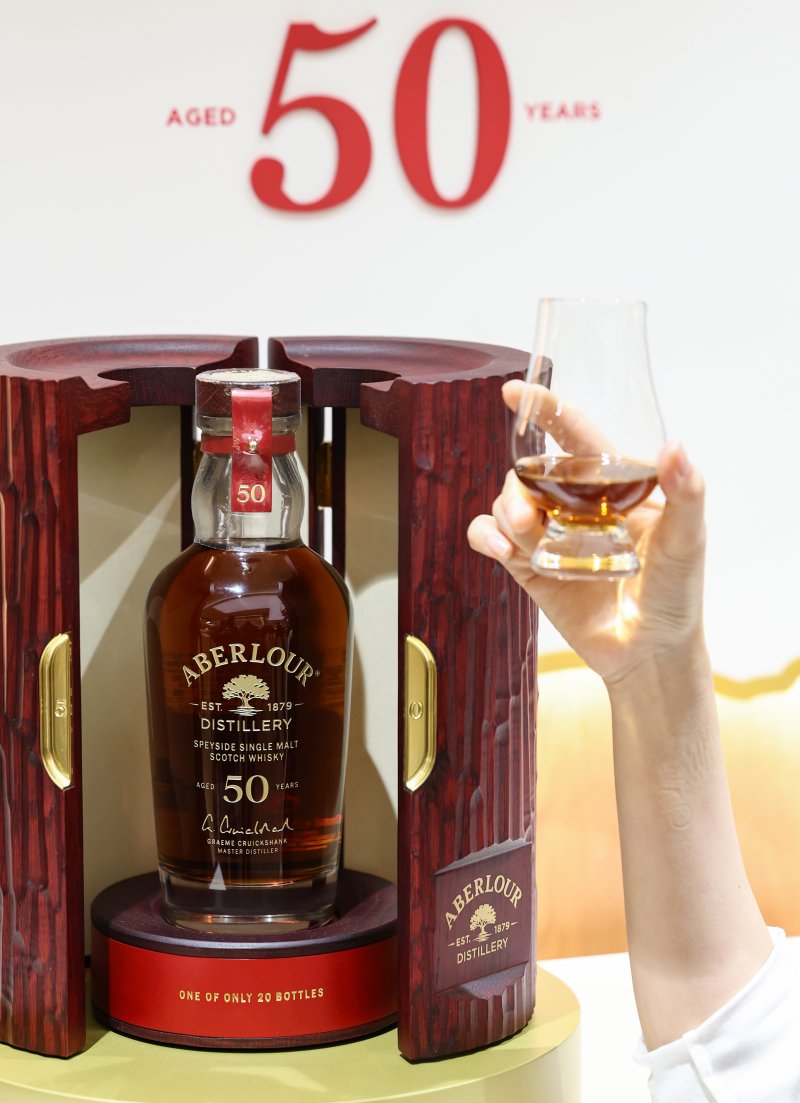 28일 서울 중구 롯데백화점 본점 식품관에서 모델이 설 명절을 맞이해 전세계 단 20병 한정 생산된 '아벨라워 50년산'을 단독으로 선보이고 있다. 2026.1.28/뉴스1 ⓒ News1 최지환 기자