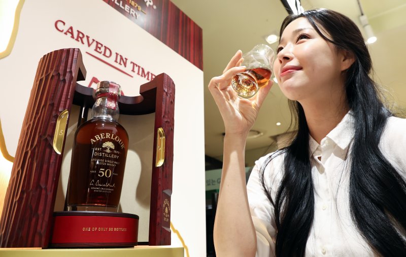 28일 서울 중구 롯데백화점 본점 식품관에서 모델이 설 명절을 맞이해 전세계 단 20병 한정 생산된 '아벨라워 50년산'을 단독으로 선보이고 있다. 2026.1.28/뉴스1 ⓒ News1 최지환 기자