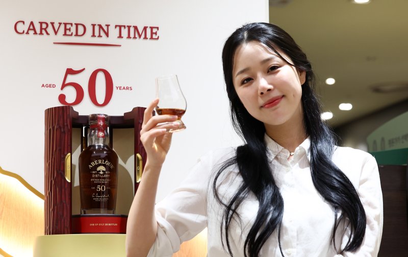 28일 서울 중구 롯데백화점 본점 식품관에서 모델이 설 명절을 맞이해 전세계 단 20병 한정 생산된 '아벨라워 50년산'을 단독으로 선보이고 있다. 2026.1.28/뉴스1 ⓒ News1 최지환 기자