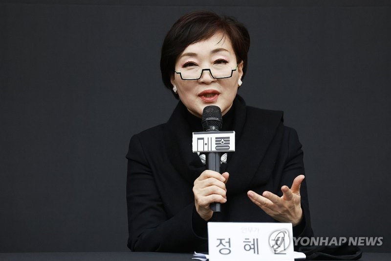 28일 서울 종로구 세종문화회관에서 열린 서울시무용단 '일무' 베시 어워드 수상 기념 기자간담회에서 참석자들이 기념촬영을 하고 있다. (왼쪽부터) 정구호 연출, 안호상 세종문화회관 사장, 정혜진, 김성훈, 김재덕 안무가. =세종문화회관 제공