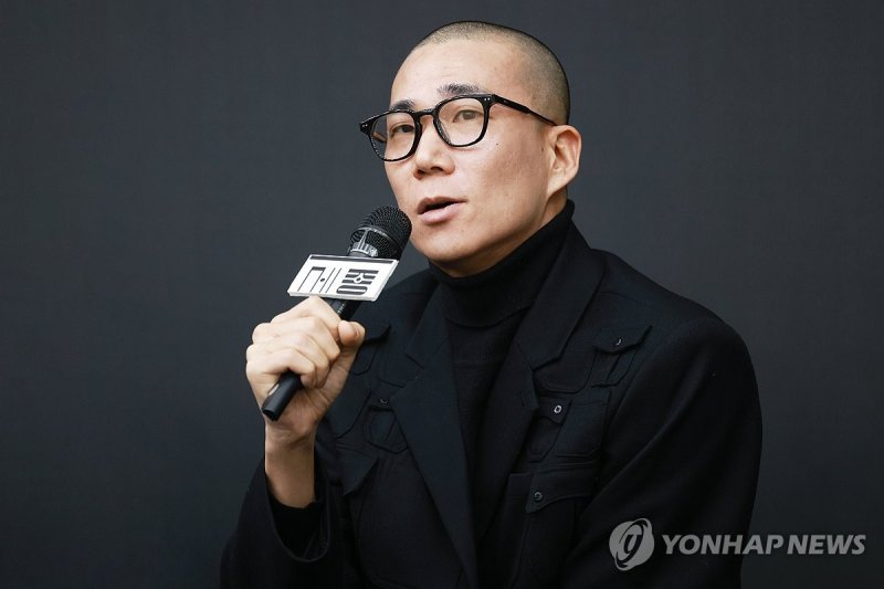 28일 서울 종로구 세종문화회관에서 열린 서울시무용단 '일무' 베시 어워드 수상 기념 기자간담회에서 참석자들이 기념촬영을 하고 있다. (왼쪽부터) 정구호 연출, 안호상 세종문화회관 사장, 정혜진, 김성훈, 김재덕 안무가. =세종문화회관 제공