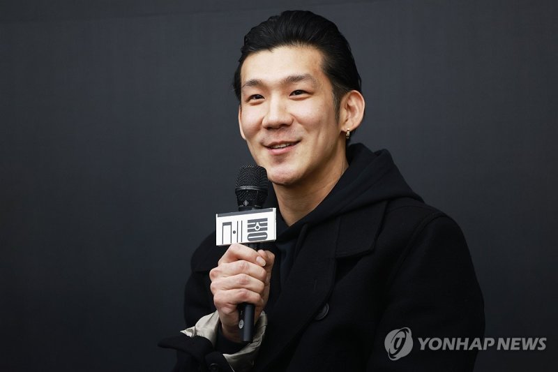 28일 서울 종로구 세종문화회관에서 열린 서울시무용단 '일무' 베시 어워드 수상 기념 기자간담회에서 참석자들이 기념촬영을 하고 있다. (왼쪽부터) 정구호 연출, 안호상 세종문화회관 사장, 정혜진, 김성훈, 김재덕 안무가. =세종문화회관 제공