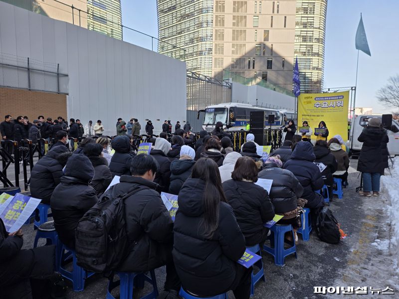 28일 오후 12시 서울 종로구 주한일본대사관 인근에서 제1737차 정기 수요시위가 열리고 있다. 사진=박성현 기자
