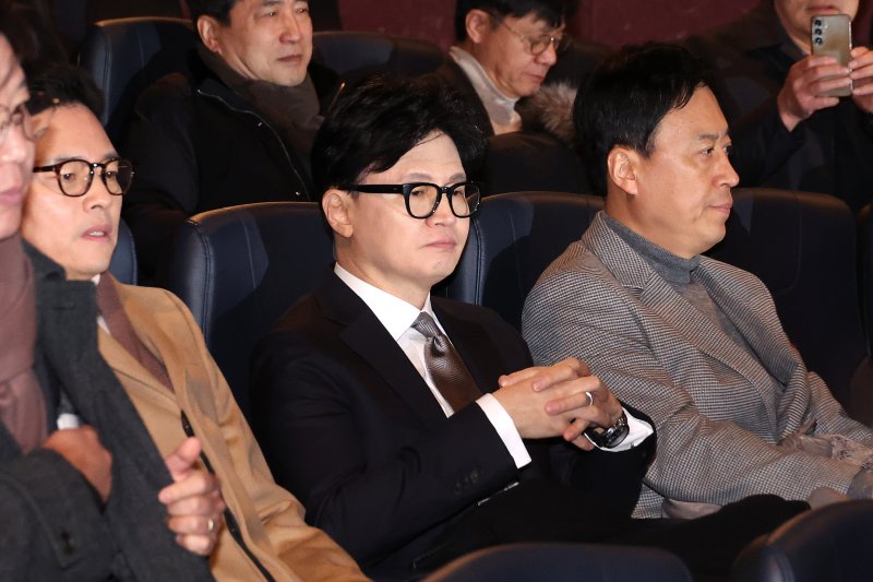 한동훈 전 국민의힘 대표가 28일 서울 영등포구의 한 영화관에서 ‘잊혀진 대통령: 김영삼의 개혁시대’를 관람하기 위해 상영관으로 입장하고 있다. 2026.1.28/뉴스1 ⓒ News1 신웅수 기자