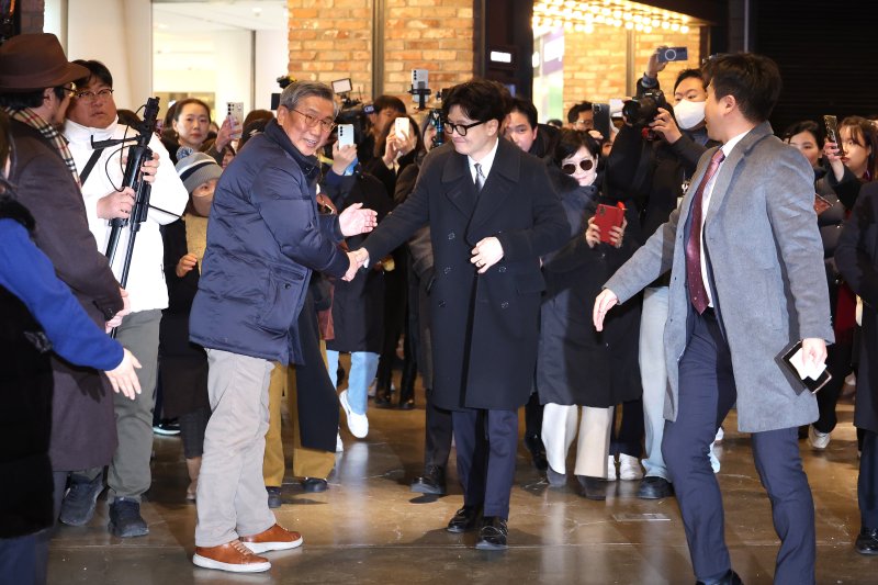 한동훈 전 국민의힘 대표가 28일 서울 영등포구의 한 영화관에서 ‘잊혀진 대통령: 김영삼의 개혁시대’를 관람하기 위해 상영관으로 입장하며 지지자들과 인사하고 있다. 2026.1.28/뉴스1 ⓒ News1 신웅수 기자