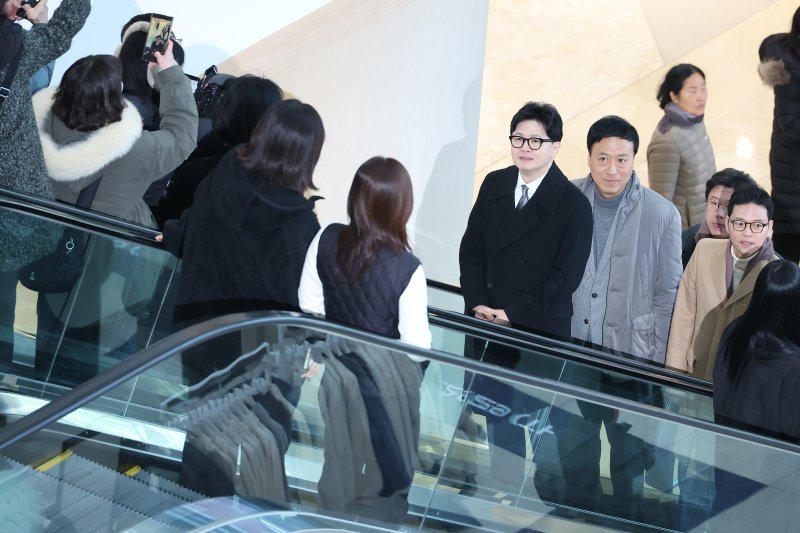 한동훈 전 국민의힘 대표가 28일 서울 영등포구의 한 영화관에서 ‘잊혀진 대통령: 김영삼의 개혁시대’를 관람하기 위해 상영관으로 입장하고 있다. 2026.1.28/뉴스1 ⓒ News1 신웅수 기자