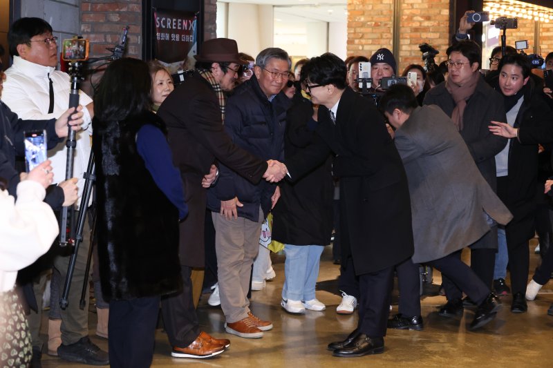 한동훈 전 국민의힘 대표가 28일 서울 영등포구의 한 영화관에서 ‘잊혀진 대통령: 김영삼의 개혁시대’를 관람하기 위해 상영관으로 입장하고 있다. 2026.1.28/뉴스1 ⓒ News1 신웅수 기자