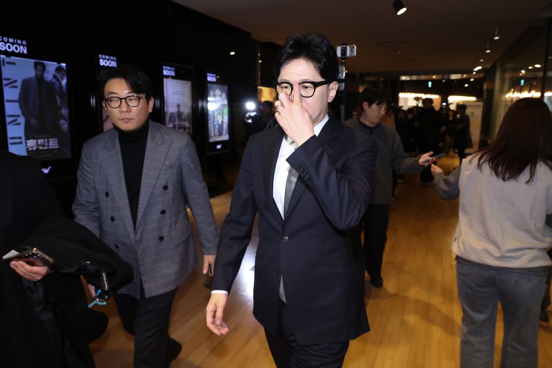 한동훈 전 국민의힘 대표가 28일 서울 영등포구의 한 영화관에서 ‘잊혀진 대통령: 김영삼의 개혁시대’를 관람하기 위해 상영관으로 입장하고 있다. 2026.1.28/뉴스1 ⓒ News1 신웅수 기자