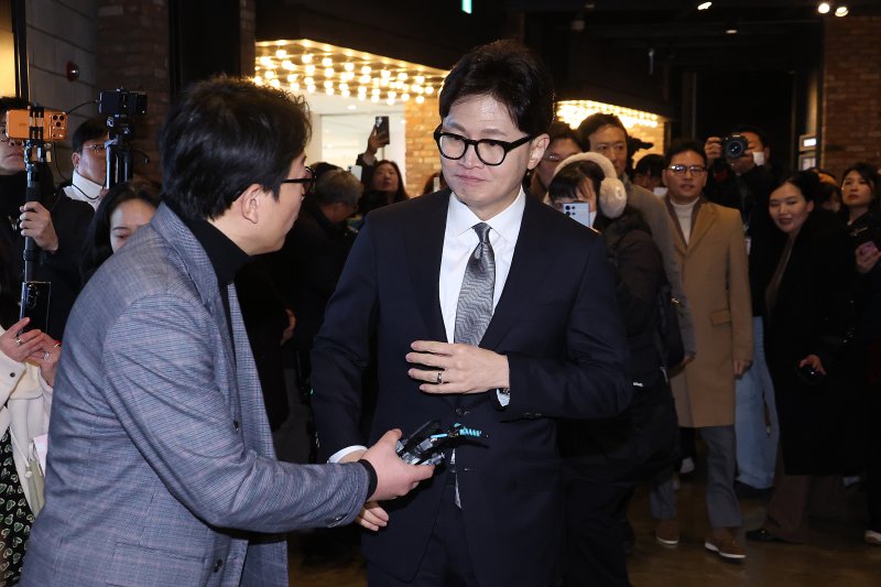한동훈 전 국민의힘 대표가 28일 서울 영등포구의 한 영화관에서 ‘잊혀진 대통령: 김영삼의 개혁시대’를 관람하기 위해 상영관으로 입장하고 있다. 2026.1.28/뉴스1 ⓒ News1 신웅수 기자