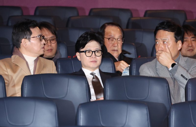 한동훈 전 국민의힘 대표가 28일 서울 영등포구의 한 영화관에서 ‘잊혀진 대통령: 김영삼의 개혁시대’를 관람하기 위해 상영관으로 입장하고 있다. 2026.1.28/뉴스1 ⓒ News1 신웅수 기자