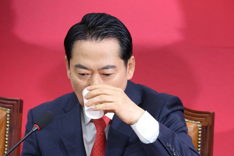 장동혁 국민의힘 대표가 15일 서울 여의도 국회에서 열린 최고위원회의에서 목을 축이고 있다. 2026.1.15/뉴스1 ⓒ News1 신웅수 기자