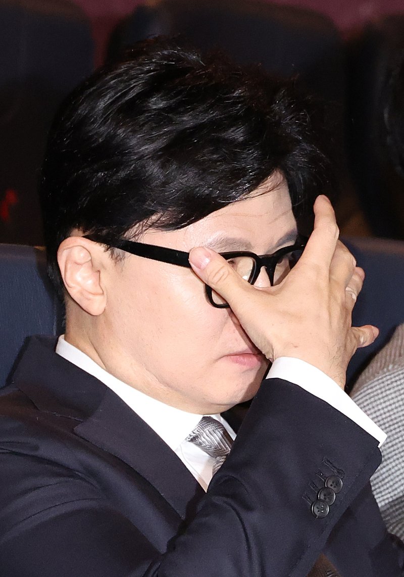 한동훈 전 국민의힘 대표가 28일 서울 영등포구의 한 영화관에서 ‘잊혀진 대통령: 김영삼의 개혁시대’를 관람하기 위해 상영관으로 입장하고 있다. 2026.1.28/뉴스1 ⓒ News1 신웅수 기자