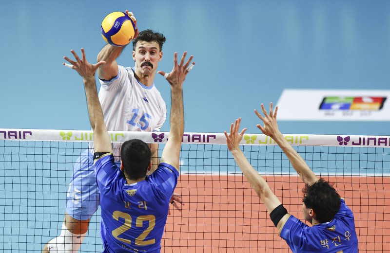 [서울=뉴시스] 김근수 기자 = 8일 오후 서울 중구 장충체육관에서 열린 진에어 2025-26 V-리그 프로배구대회 우리카드와 대한항공의 경기, 대한항공 러셀이 공격을 시도하고 있다. 2026.01.08. ks@newsis.com