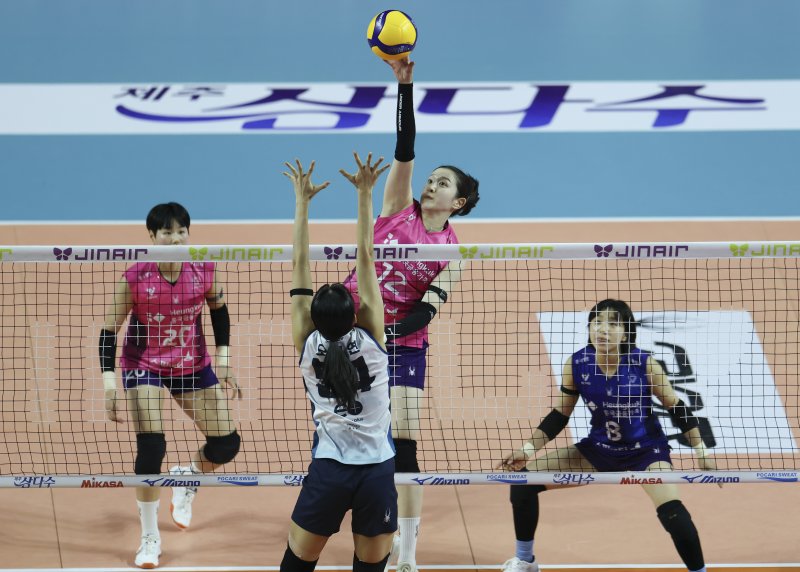 [인천=뉴시스] 김근수 기자 = 23일 오후 인천 부평구 인천삼산월드체육관에서 열린 2025-2026 프로배구 V리그 여자부 흥국생명과 GS칼텍스의 경기, 흥국생명 이다현이 공격을 하고 있다. 2026.01.23. ks@newsis.com