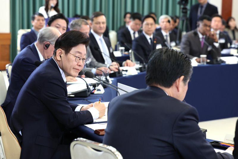 이재명 대통령이 28일 청와대에서 열린 외국인 투자기업 간담회에서 발언하고 있다. 청와대통신사진기자단