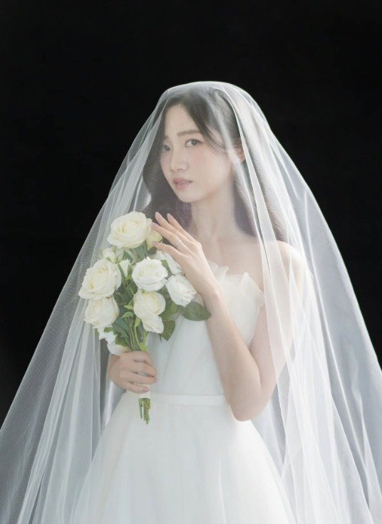 '3월 결혼' 한보배, 8년 열애 예비신랑 끌어안고…행복 웨딩화보